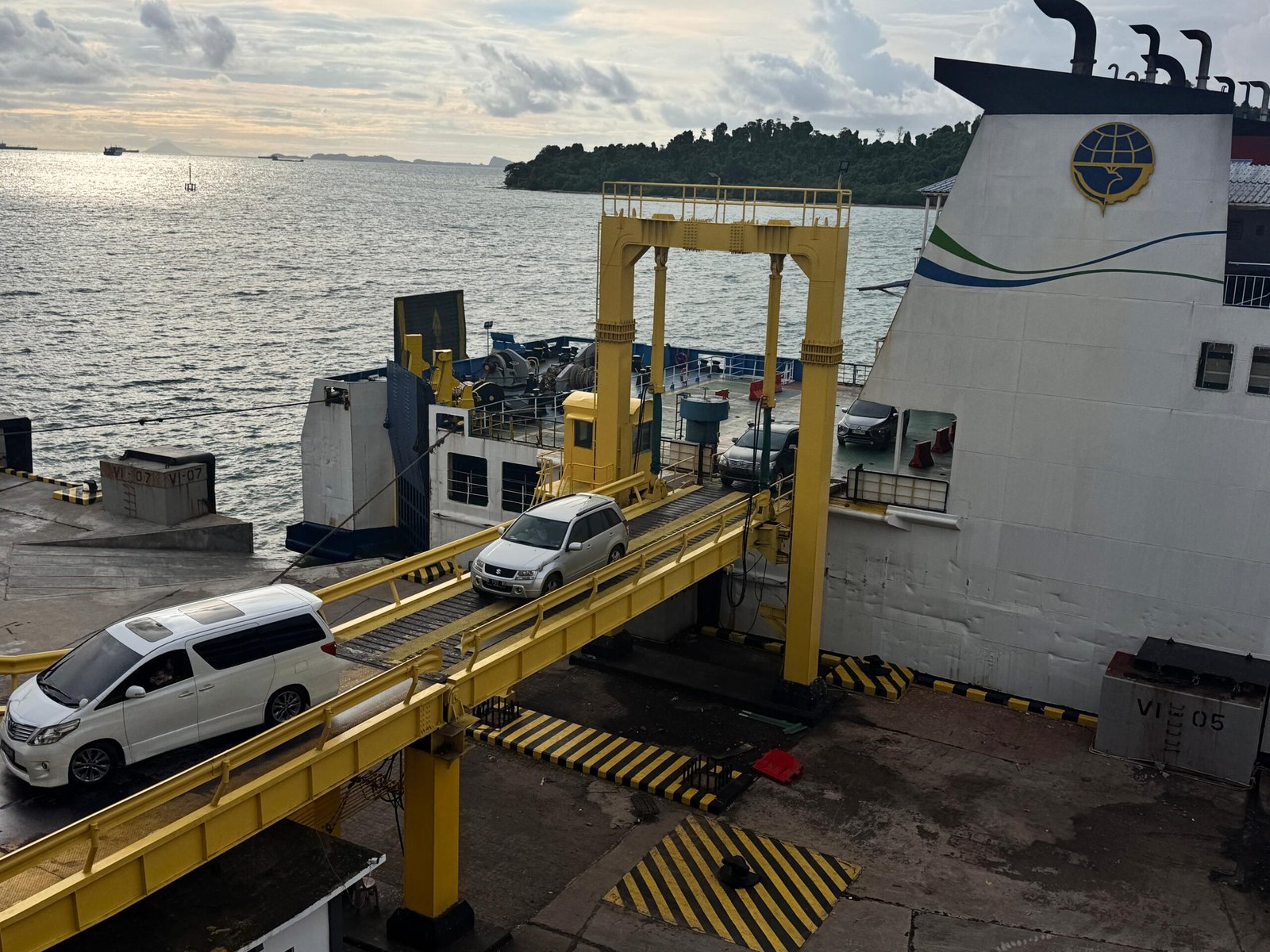 Ribuan Mobil dan Bus Serbu Merak saat Natal, ASDP Pastikan Tetap Lancar Jaya!